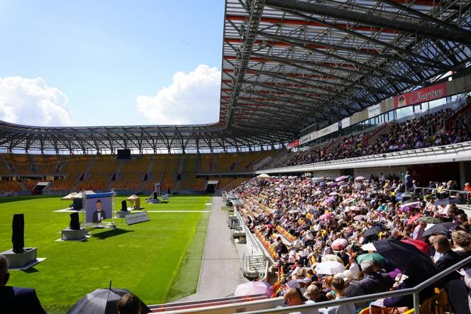 Kongres Świadków Jehowy Białystok 2024. Tłumy wiernych na Stadionie Miejskim