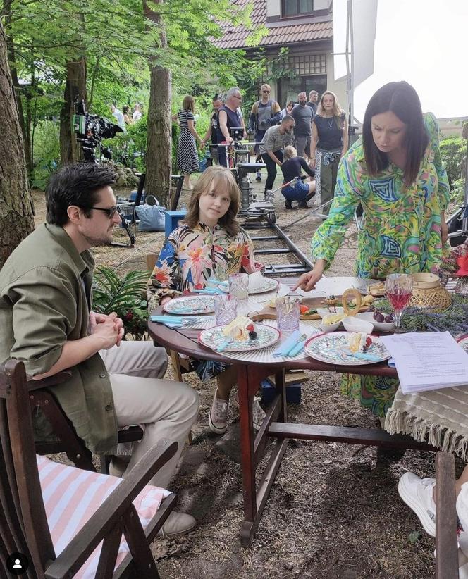 Barwy szczęścia na planie. Maria Dejmek (Natalia), Emilka (Jessica Frankiewicz), Herman (Maciej Raniszewski)	