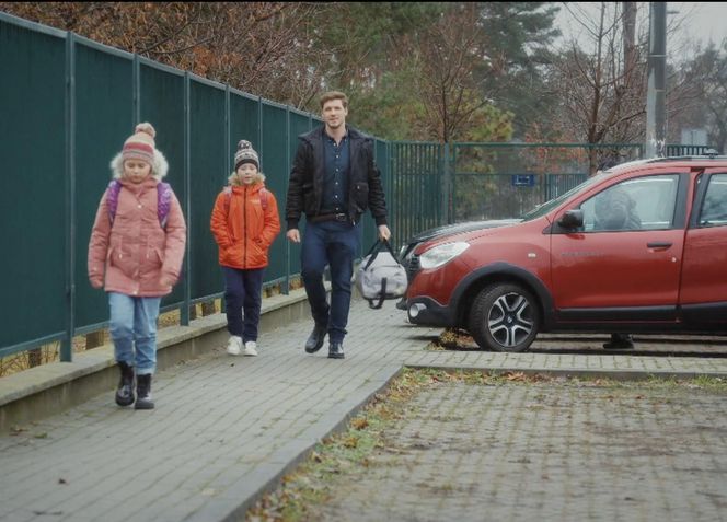 M jak miłość, odcinek 1853: Marcin (Mikołaj Roznerski), Szymek (Staś Szczypiński), Maja (Laura Jankowska)