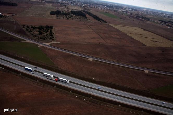 Wielki transport z cudzoziemcami przekroczył granicę. Pojechali w kierunku Litwy [ZDJĘCIA]