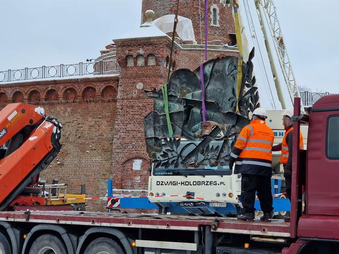 Relikt komunizmu zniknął z latarni morskiej w Kołobrzegu