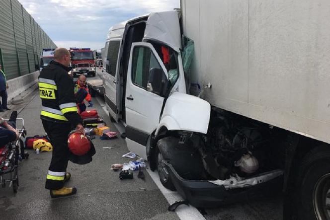 Kierowca busa, który wjechał w ciężarówkę na A2, zmarł w szpitalu