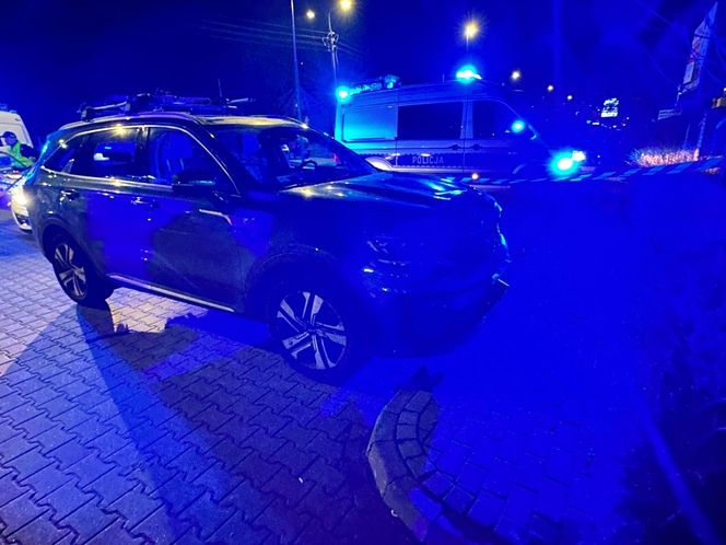 Warszawa. Auto wjechało w ogrodzenie szkoły. 8 osób rannych, w tym sześcioro dzieci