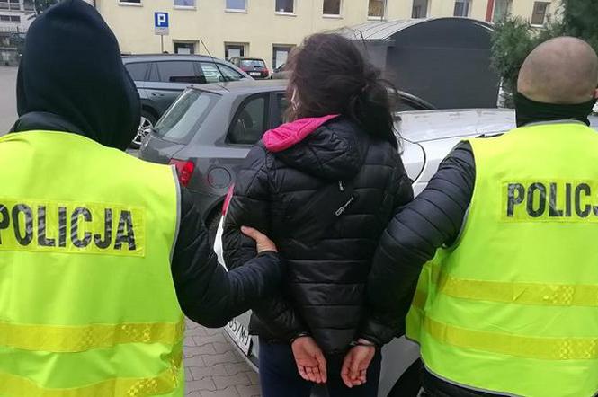 Łódź: Akcja policji na Teofilowie. ZATRZYMANA POSZUKIWANA 25-latka. Jechała PIJANA wioząc malutką córeczkę