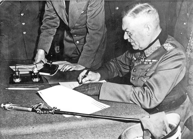 Feldmarszałek Wilhelm Keitel podpisuje bezwarunkową kapitulację Wehrmachtu w sowieckiej kwaterze głównej w Karlshorst w Berlinie, 8 maja 1945.