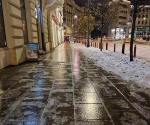 Gołoledź w Warszawie. Chodniki pokryły się lodem
