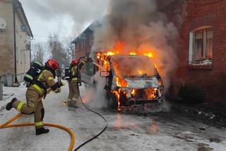 Auto spłonęło między budynkami mieszkalnymi w Braniewie