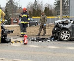 Czołowe zderzenie z nieoznakowanym radiowozem! Ranne cztery osoby, w tym policjanci 