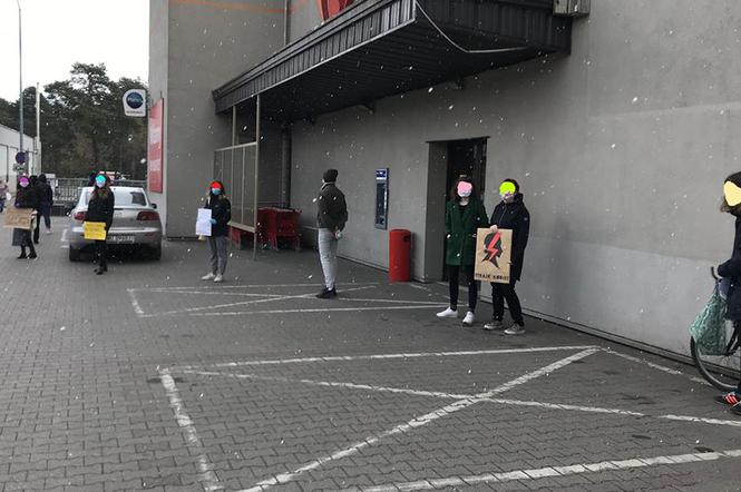 Mieszkanki Otwocka protestują w kolejce do sklepu