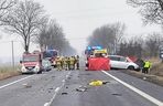  Stare Chabowo. Śmiertelny wypadek na DK10. Rodzice 4-latka zginęli w zderzeniu z wojskową ciężarówką [ZDJĘCIA]