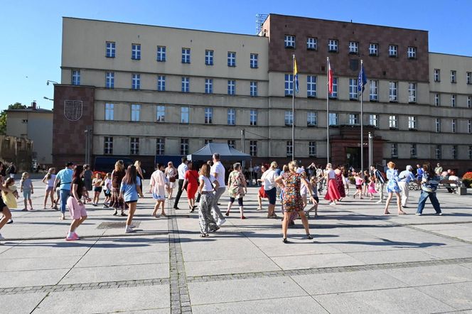 "Rudzko Potańcówka - jako bywało", czyli taneczne rytmy na rynku w Rudzie Śląskiej