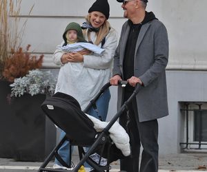 Krzysztof Ibisz z rodziną na spacerze