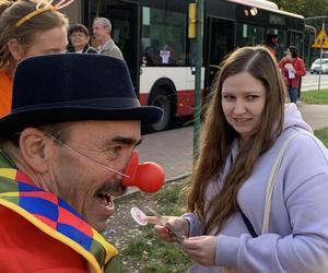 Dr Clown zaraża śmiechem w Światowym Dniu Uśmiechu