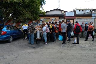 Niedaleko schroniska dla bezdomnych ustawia się kolejka głodnych. Karmi ich Fundacja Chlebek, twarożek i kiełbasa