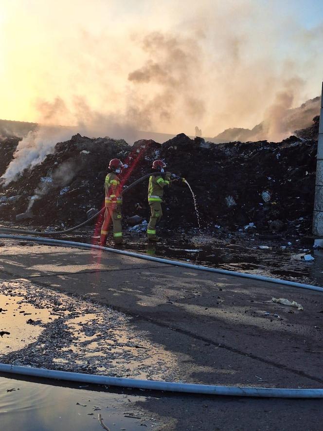 Ogromny pożar na terenie zakładu recyklingu odpadów w Rawiczu