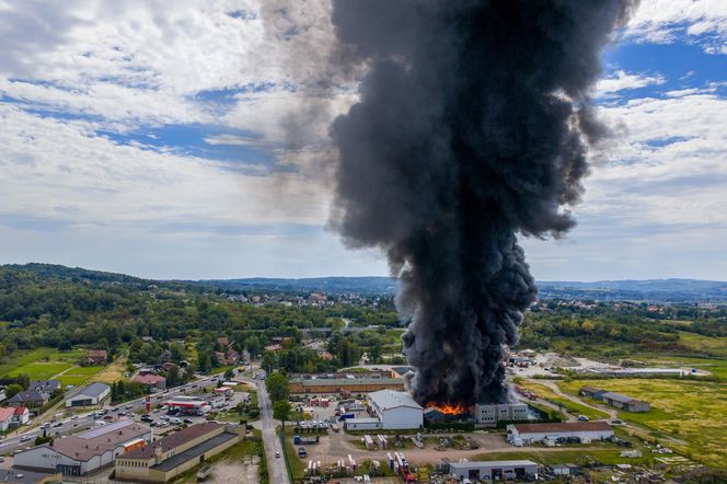 Potężny pożar w Tarnowie. Płonie hurtownia zniczy, na miejscu ponad 25 zastępów straży!