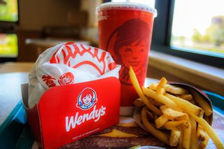 Mają słynne kwadratowe burgery. Amerykański gigant wchodzi do Polski! Szturmem podbije rynek?