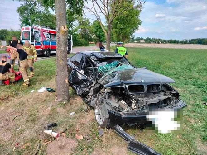 Auto 39-latki huknęło w drzewo i zmieniło się w kupę pogiętego złomu. Tragiczny wypadek w Zygmuntowie