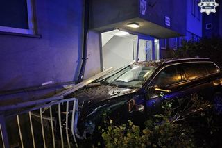 Pijany kierowca wjechał w blok i uciekł. Potem rozpętał dziką awanturę