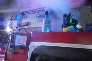 Pożar na stacji benzynowej pod Sochaczewem. Dźwig stanął w ogniu obok tuż obok dystrybutorów