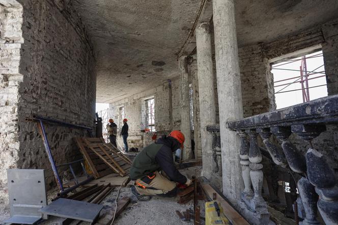 Zniszczony teatr w Mariupolu odbudowują niemieckie firmy