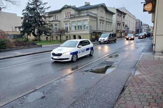 „Śmieciarka prowadzi rano korowód aut na wąskiej ulicy w centrum. Tak jest kilka razy w tygodniu!”