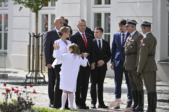  Kasia Nawrocka na biało czekała na rodziców 