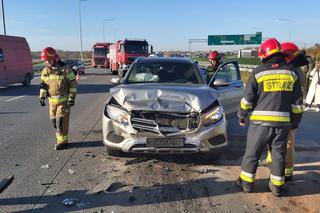 Wypadek na S2 w Warszawie. Trzy rozbite auta i ranne dziecko