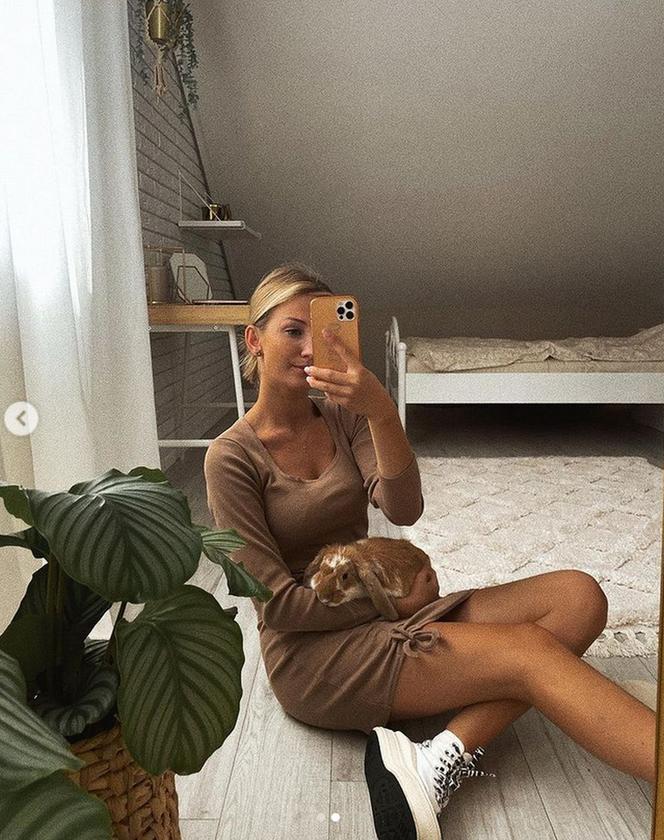 Alicja Ostolska na Instagramie ze swoim królikiem