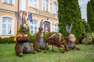 Rudnik nad Sanem. Wielkanoc z wikliny. Wyplecione koszyki, baranki, pisanki i zające [GALERIA]