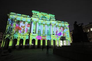 Magia świąt na fasadzie Sejmu i Pałacu Staszica. Zobacz zdjęcia z pokazów mappingu
