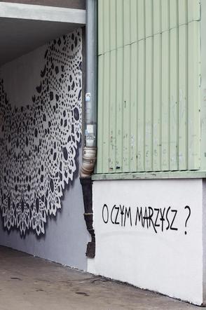 Koronkowy mural - projekt "Brama do wszystkiego"