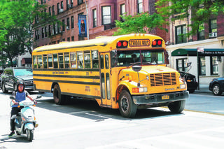 Uczniowie siedzą w domach a NYC przejmuje autobusy szkolne. Miasto topi pieniądze