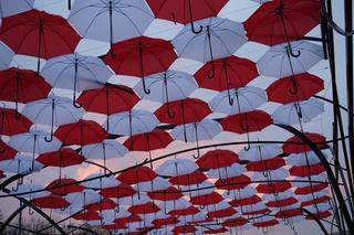 Niepodległościowe parasolki nad Kilińskiego. Zobacz atrakcję Białegostoku w nowej odsłonie [ZDJĘCIA]