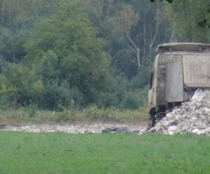 Tragedia w Mostówce. Zwęglone zwłoki mężczyzny przy wywrotce. Zerwała linię energetyczną