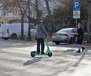 Krzysztof Ibisz z rodziną na spacerze