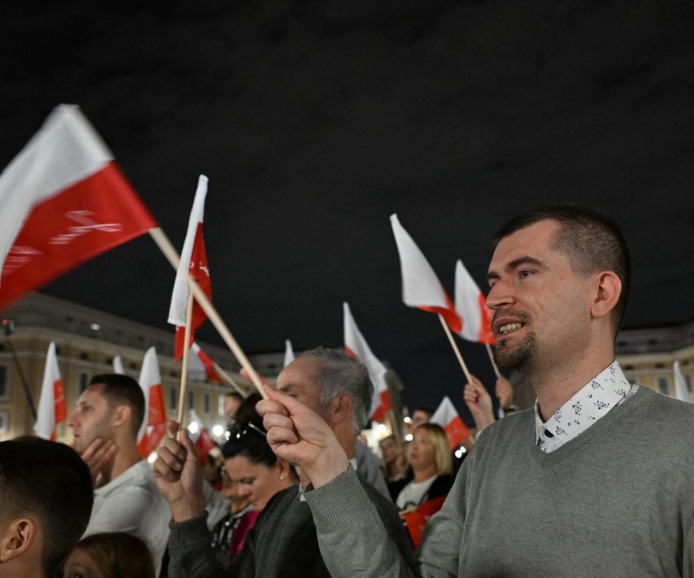 Zło dobrem zwyciężaj. Setki osób czuwały w Watykanie w rocznicę wyboru Jana Pawła II