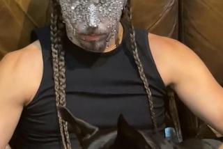 Dziwaczna stylizacja Michała Szpaka