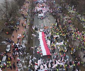 Niespokojny protest rolników w Warszawie. Służby obrzucone puszkami po piwie i petardami