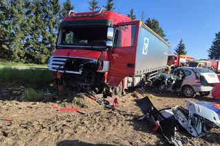 Tragiczny poranek. Kierowca osobówki nie miał szans po zderzeniu z ciężarówką!