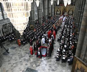 Trumna z Królową przybyła do Westminsteru