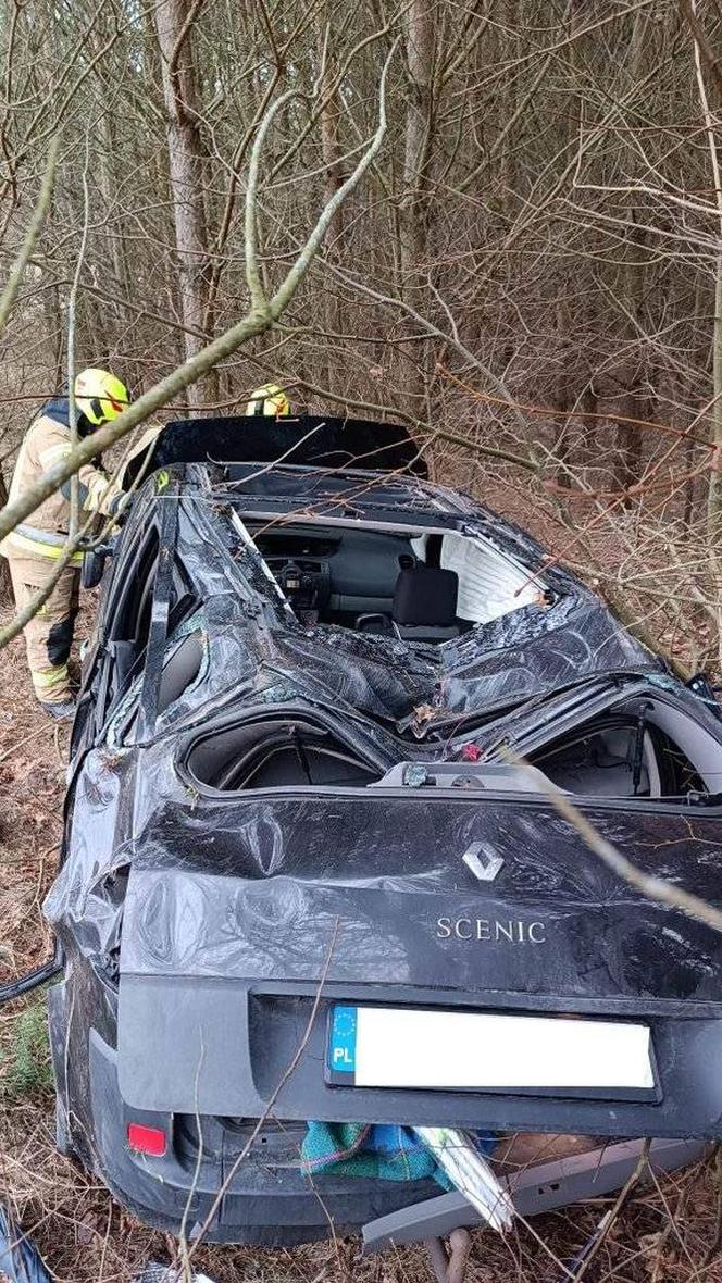 Groźny wypadek w Starych Włókach. Auto wpadło do rowu. Jedna osoba ranna [ZDJĘCIA]