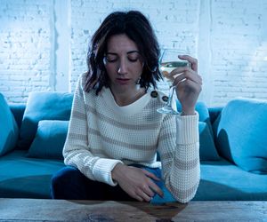 Tak alkohol wpływa na mózg. Psychiatra: Żyje niemal wzorowo, a jednak codziennie otwiera butelkę