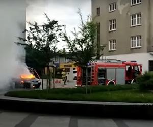 Pożar samochodu w Rybniku. Palił się przed Starym Kościołem