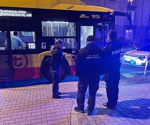 Nieznany sprawca ostrzelał autobus miejski. Celował w kierowcę: „oddał trzy strzały”. Dramatyczny opis