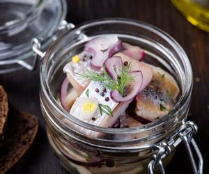 Śledzie korzenne: tradycyjny przepis na pyszną zakąskę