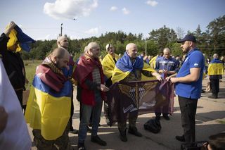 Jeńcy wracają z niewoli.