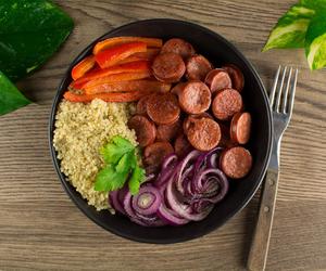 Modny bowl z kiełbasą i quinoa – zdrowy hit na obiad