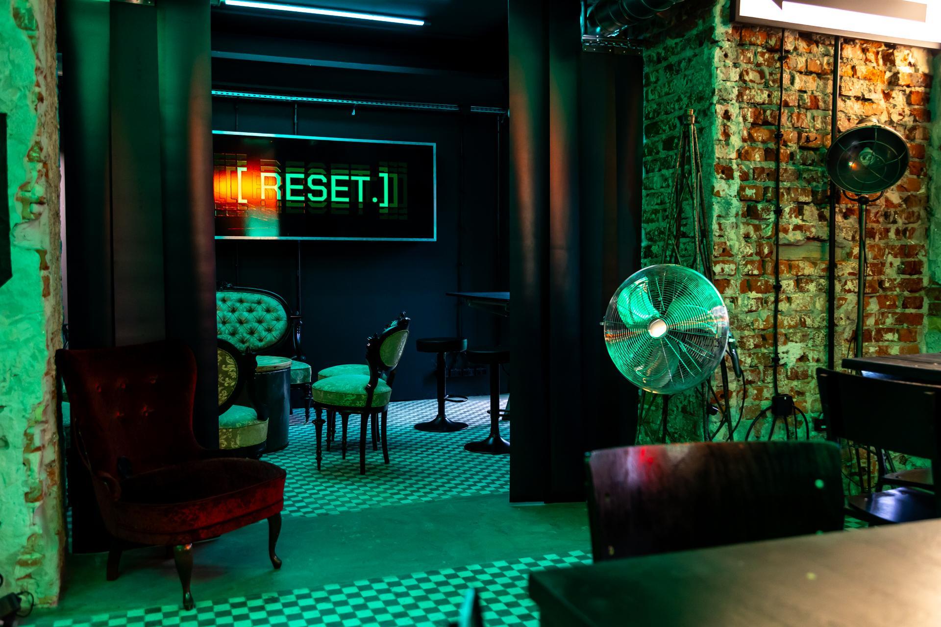 Pub H.4.0.S. Warszawa – umeblowanie