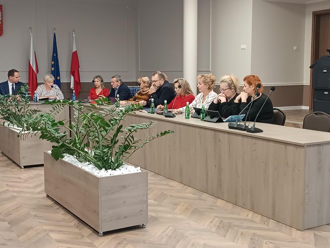 Protest pod Urzędem Gminy w Grucie